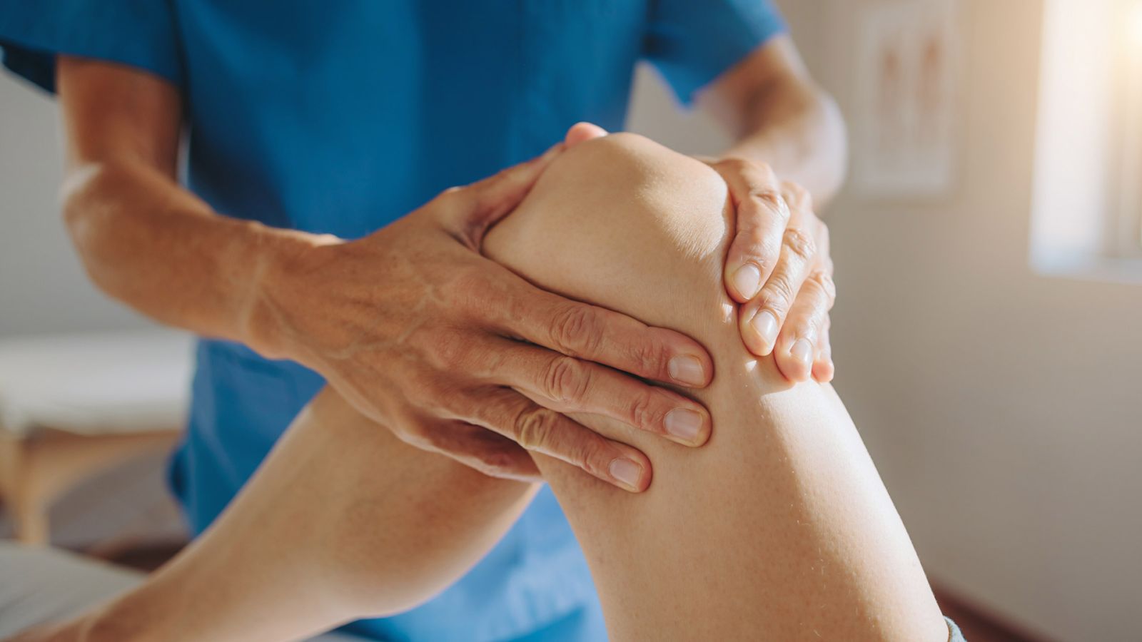 260504_CERTANIA_IFU-CERT_AI_physiotherapy_knee_closeup_B 260504_CERTANIA_IFU-CERT_AI_physiotherapy_knee_closeup_B